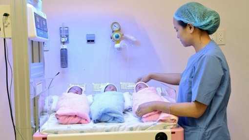 Một sản phụ sinh 3 bằng phương pháp sinh thường
