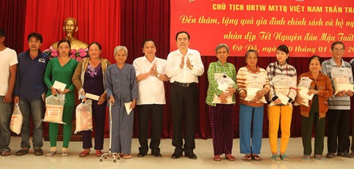 Chủ tịch Ủy ban Trung ương MTTQ Việt Nam Trần Thanh Mẫn tặng quà Tết cho gia đình chính sách và hộ nghèo