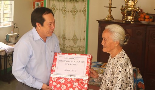 Chăm lo gia đình chính sách, người nghèo vui Tết