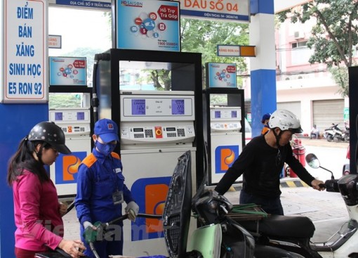 Thủ tướng yêu cầu báo cáo tình hình biến động giá xăng dầu