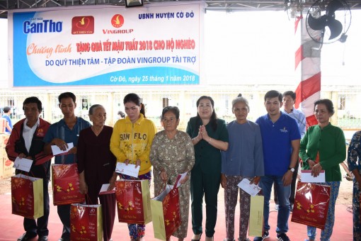 Tập đoàn Vingroup trao quà tết cho 500 hộ nghèo