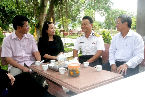 Đoàn cán bộ TP Cần Thơ thăm, chúc Tết cán bộ, chiến sĩ Vùng 5 hải quân