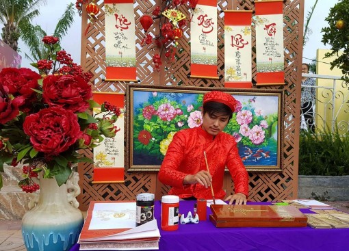 Chàng trai đam mê thư pháp
