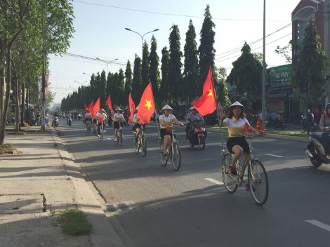Đạp xe, nhảy flashmob cổ động đội tuyển U23 Việt Nam