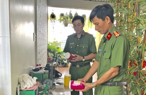 Tạm giữ 221 thùng hàng hóa, nguyên liệu làm bánh, thực phẩm chưa rõ nguồn gốc