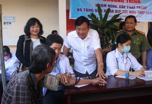 Tặng quà Tết và khám, chữa bệnh miễn phí