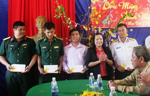 Thăm, chúc Tết cán bộ, chiến sĩ và nhân dân đảo Hòn Đốc