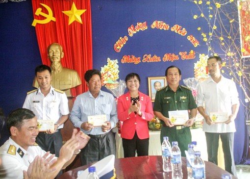 Thăm và chúc Tết nhân dân và các đơn vị đóng trên đảo Hòn Chuối