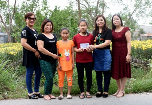 Nhà hảo tâm giúp trẻ mồ côi ở Long Tuyền