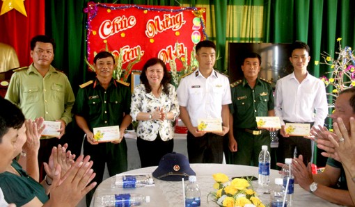 Thăm và chúc Tết

các đơn vị đóng trên đảo Hòn Khoai