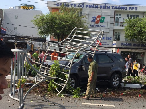 Tránh chướng ngại vật ô tô lao lên dải phân cách