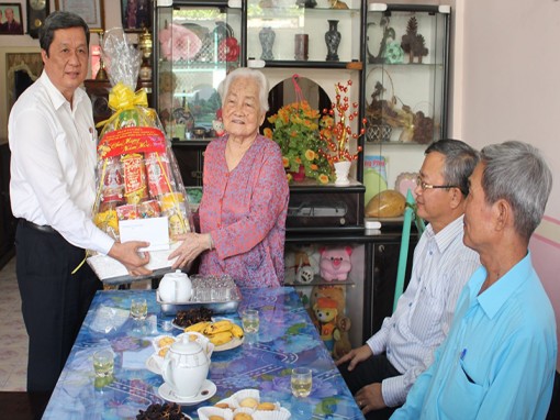 Lãnh đạo thành phố thăm, chúc Tết các gia đình chính sách