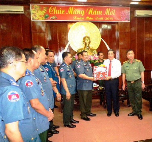 Bộ Tư lệnh Hiến binh Quân đội Hoàng gia Campuchia chúc Tết TP Cần Thơ