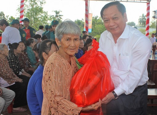 Nhiều hoạt động thăm hỏi, chăm lo Tết

cho gia đình chính sách, hộ nghèo