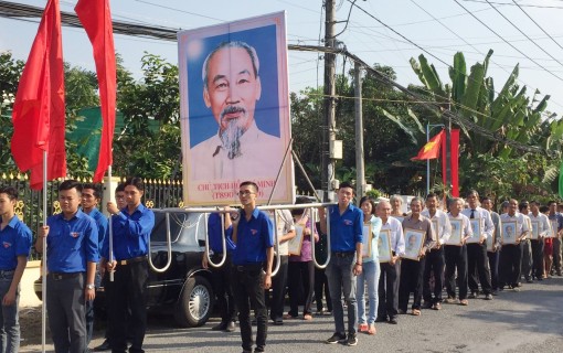 Thêm 561 hộ dân Bình Thủy rước ảnh Bác về treo nơi trang trọng trong nhà