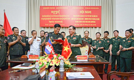 Bộ Tư lệnh Quân khu 9 và Bộ Tư lệnh Lục quân - Quân đội Hoàng gia Campuchia ký kết biên bản hợp tác năm 2018