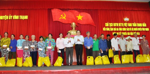 Chủ tịch Ủy ban Trung ương MTTQ Việt Nam chúc Tết, tặng quà tại TP Cần Thơ