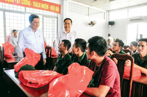 Thăm hỏi, chúc Tết gia đình chính sách và hỗ trợ người nghèo vui Tết