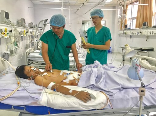 Nỗ lực cứu bệnh nhân kẹt cống Vàm Nhon