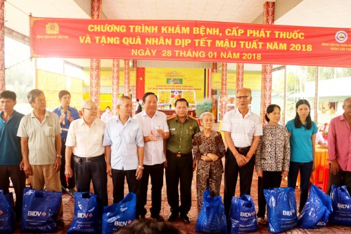 Chung tay chăm lo Tết cho gia đình chính sách, hộ nghèo