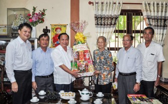 Lãnh đạo thành phố chúc Tết gia đình của các cán bộ lão thành cách mạng đã hy sinh, từ trần