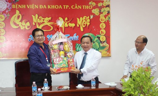 Lãnh đạo thành phố thăm, chúc Tết các đơn vị lực lượng vũ trang
và các bệnh viện ở TP Cần Thơ