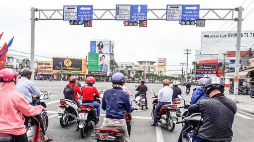 Phạt tiền đến 200.000 đồng khi không chấp hành chỉ dẫn của biển báo hiệu, vạch kẻ đường