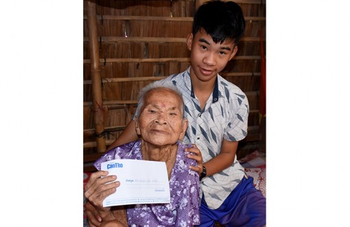 Tặng quà Tết cho “Hai cụ già neo đơn, vất vả mưu sinh”
