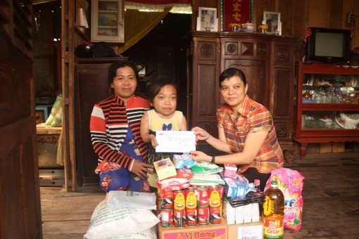 Trao tiền từ thiện