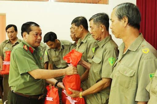 Lãnh đạo Công an TP Cần Thơ tặng quà cho Lực lượng Công an phường và  BVDP trên địa bàn quận Cái Răng