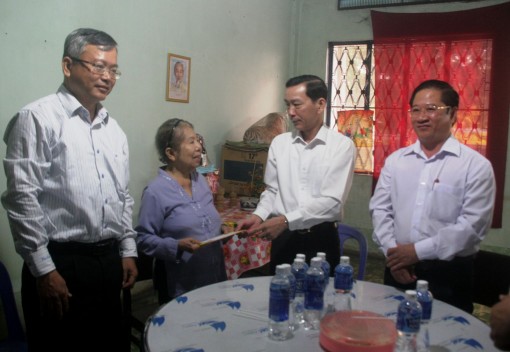 Chủ tịch UBND thành phố thăm và chúc Tết gia đình cán bộ hy sinh, từ trần diện Thành ủy quản lý