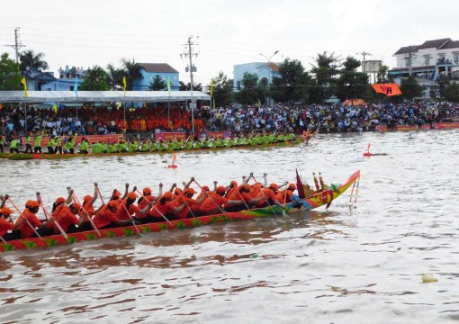 ចំ​ណាប់​អា​រម្មណ៍ទូក​-ង​នា​រី