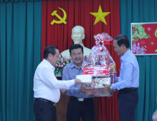 Lãnh đạo Thành ủy thăm, chúc tết Công ty Cổ phần Đô thị Cần Thơ, kiểm tra trận địa pháo hoa và sân khấu đêm giao thừa