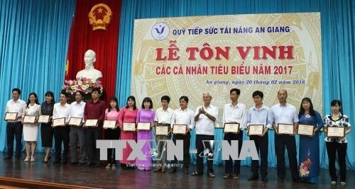 An Giang: Trao thưởng hơn 1 tỉ đồng cho giáo viên, vận động viên, sinh viên, học sinh tiêu biểu