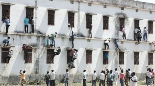 Cấm mang giày, vớ vào phòng thi