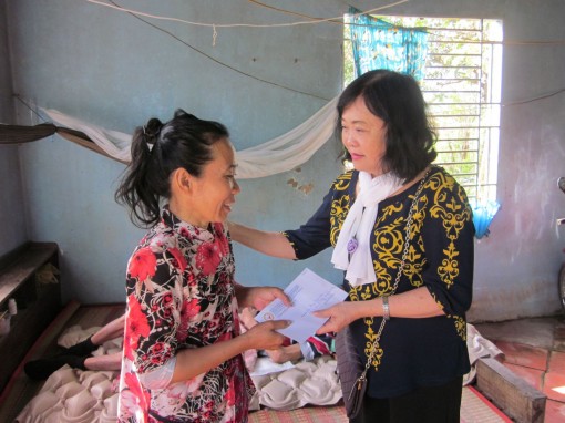 Trao tiền từ thiện