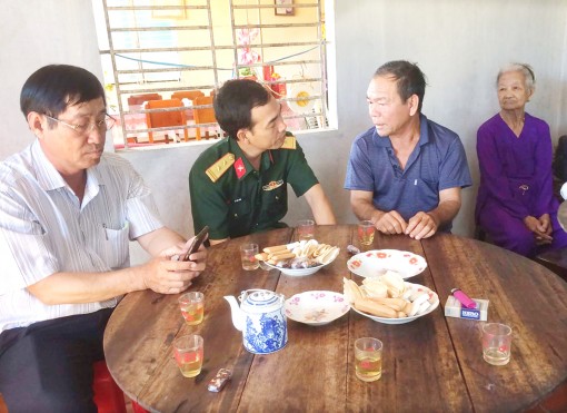 Thăm hỏi trường hợp trở về địa phương sau nhiều năm mất tích