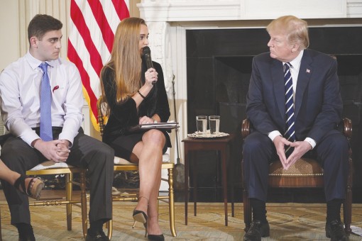 Tổng thống Trump đề xuất trang bị súng cho giáo viên