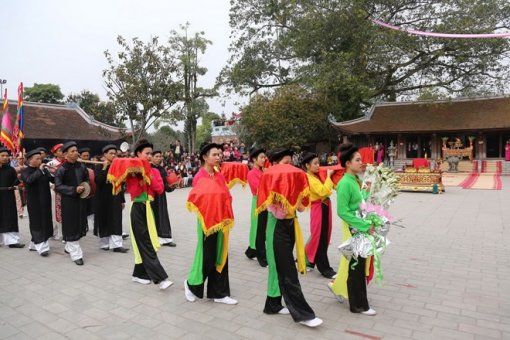 Tưng bừng khai hội đền Mẫu Âu Cơ