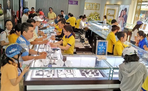 Sức mua vàng tăng mạnh trong ngày vía Thần Tài