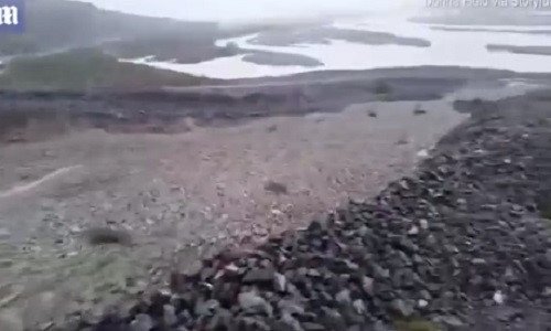 Kinh ngạc dòng sông đá chảy xối xả, xuất hiện sau trận lốc xoáy