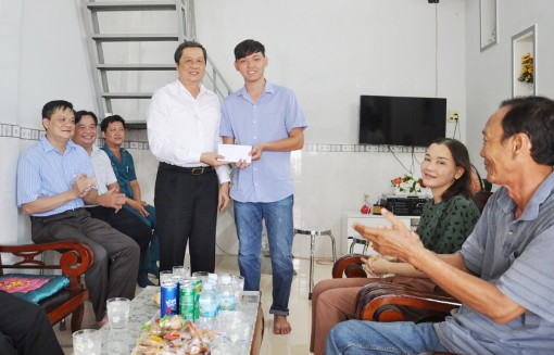 Lãnh đạo thành phố thăm gia đình, thanh niên quận Ninh Kiều chuẩn bị
nhập ngũ