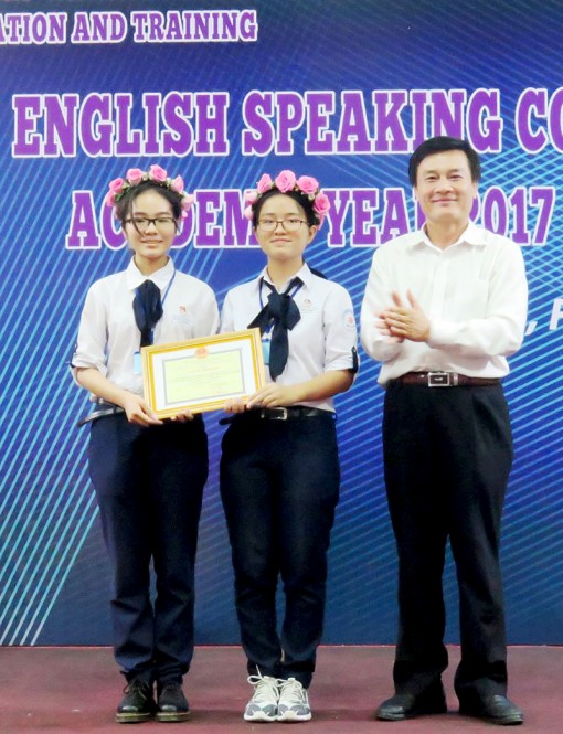 Trao giải Hội thi Hùng biện tiếng Anh cấp thành phố