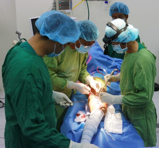 Cứu sống bệnh nhân đa chấn thương do say rượu đâm xe vào cột điện