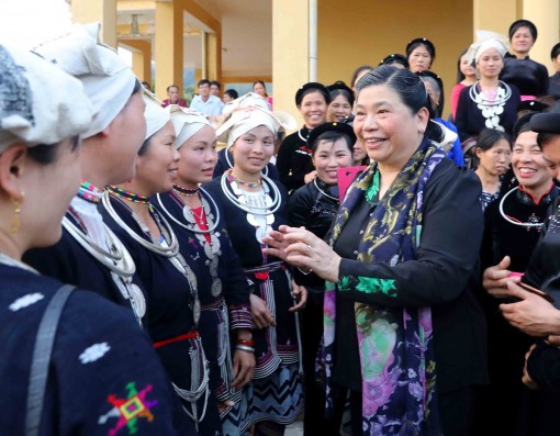 Phó Chủ tịch Thường trực Quốc hội Tòng Thị Phóng thăm, làm việc
tại tỉnh Tuyên Quang