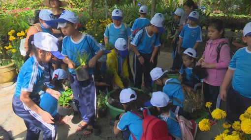 Học sinh trải nghiệm “Một ngày em làm nhà vườn”