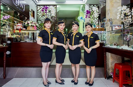 Cô gái đam mê đá phong thủy