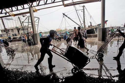 Thái Lan bắt buộc

trả lương cho ngư dân

nhập cư qua tài khoản