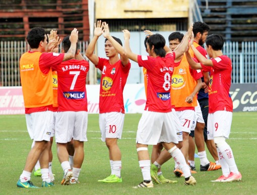 “Nóng” sân Pleiku