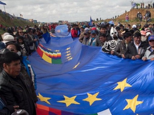 Bolivia lập kỷ lục thế giới về băng quốc kỳ dài nhất thế giới